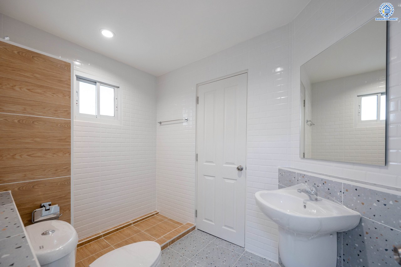 บ้านมือสองตกแต่งใหม่ โครงการ พฤกษ์ลดา พุทธสาคร หลังมุม เนื้อที่ 64 ตร.ว. ฟังก์ชัน 3 ห้องนอน 2 ห้องน้ำ 2 ที่จอดรถ สภาพแวดล้อมโครงการร่มรื่น บนทำเลเดินทางสะดวก ติดถนนพุทธสาคร เชื่อมต่อถนนเพชรเกษม ถนนพุทธมณฑลสาย4 ถนนบรมราชชนนี ใกล้รถไฟฟ้าสายสีน้ำเงิน "สถานีหลักสอง"